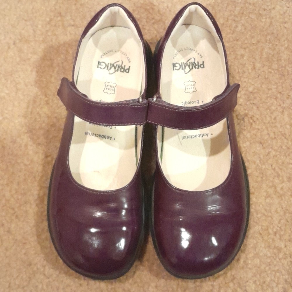 Beautiful Primigi big girls shoes, size 35 (about 5.5), shiny purple Mary Janes